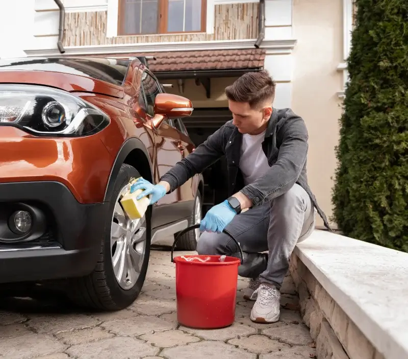 Lavage auto à domicile Regnéville-sur-Mer : professionnel intervenant sur un véhicule